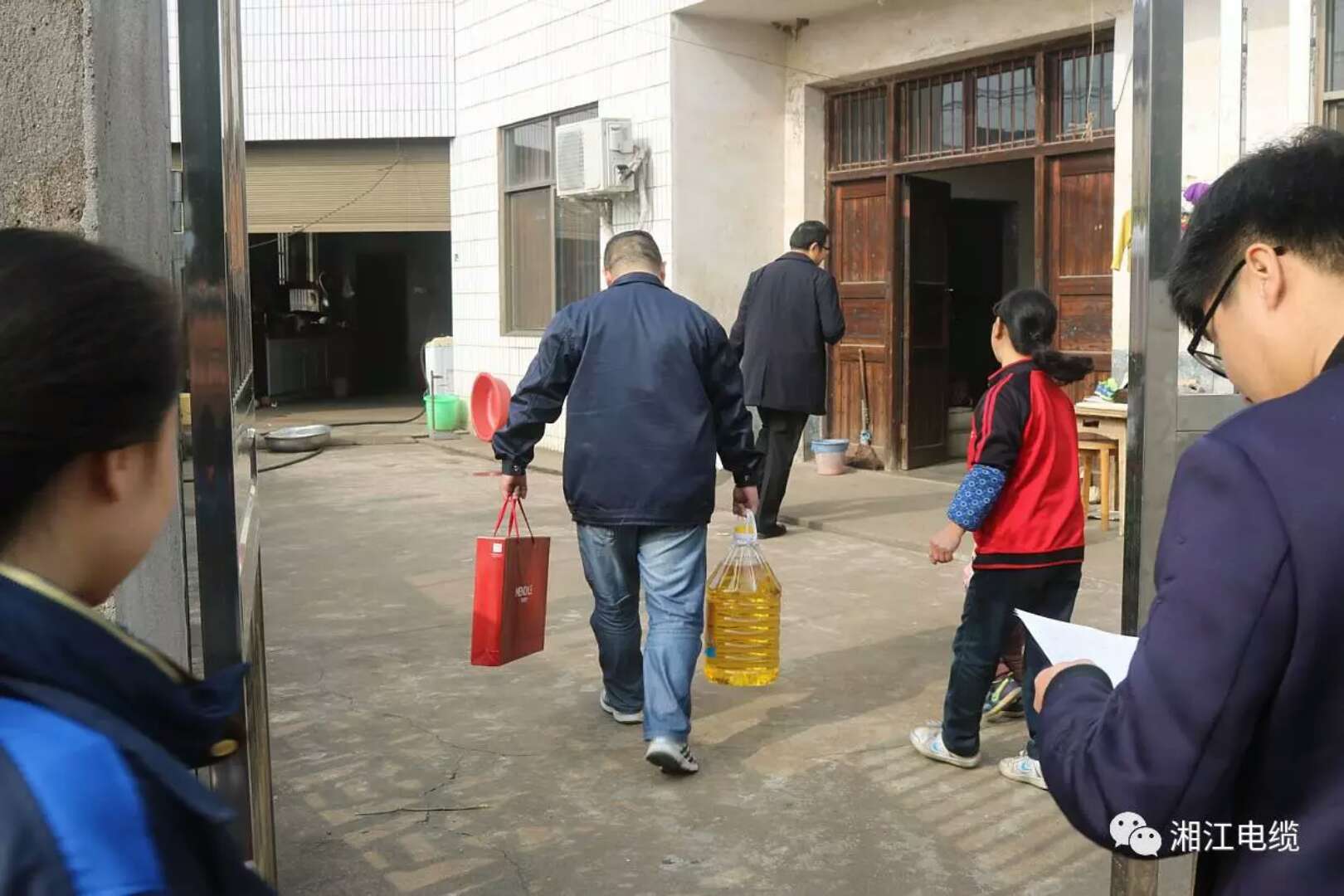 愛(ài)心凝聚力量，希望成就未來(lái)。湘江電纜參與“精準(zhǔn)扶貧”