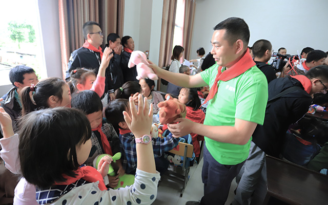 “六一微心愿，愛心暖童心”湘江電纜攜手村長李銳愛心傳遞 點亮未來