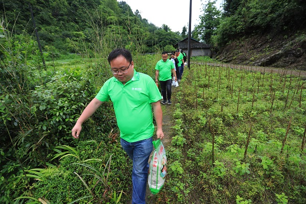 “六一微心愿，愛心暖童心”湘江電纜攜手村長李銳愛心傳遞 點亮未來