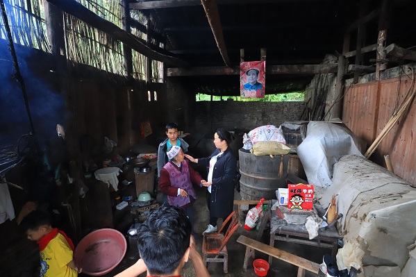 “六一微心愿，愛心暖童心”湘江電纜攜手村長李銳愛心傳遞 點亮未來